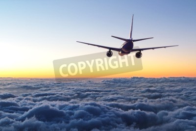 Fototapete In Richtung des Sonnenuntergangs fliegender Flugzeug