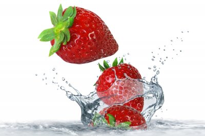 Ins Wasser fallende Erdbeeren