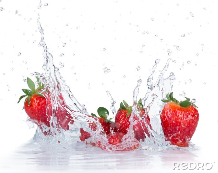 Fototapete Ins Wasser fallende frische Erdbeeren