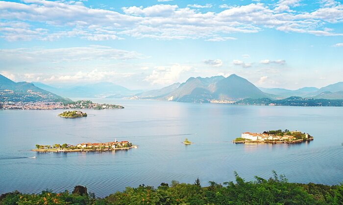 Fototapete Inselstadt vor dem Hintergrund der Berge