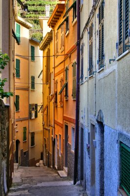 Fototapete Italienische Gasse zwischen hohen Häusern
