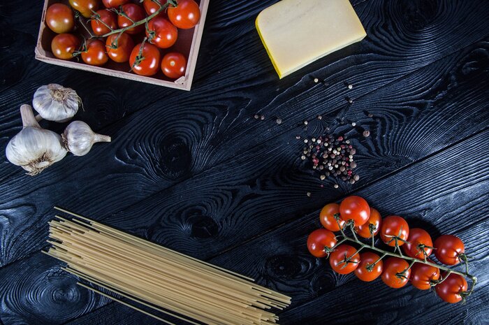 Fototapete Italienische Zutaten auf dem Brett