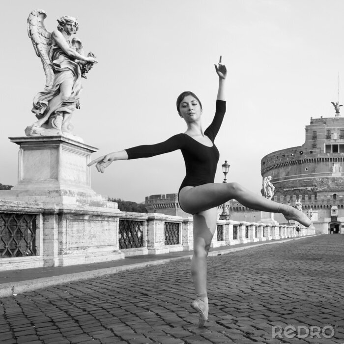 Fototapete Junge Balletttänzerin auf der Brücke