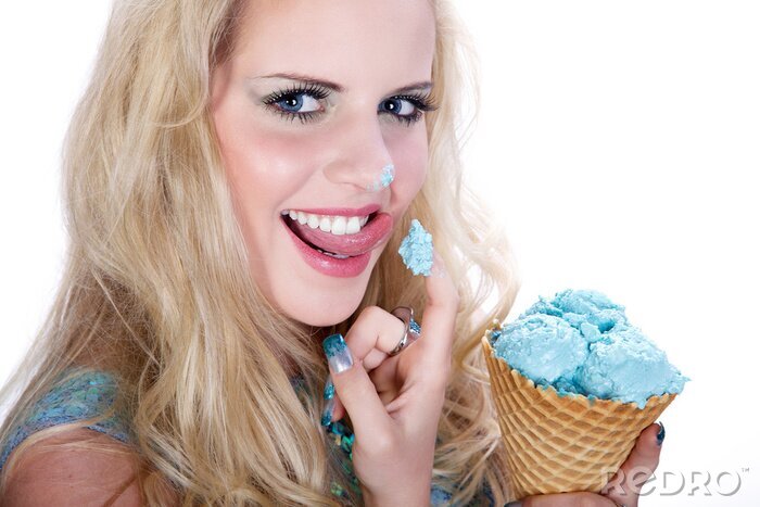 Fototapete Junge Frau mit sexy leckt Eis Markt auf Nasenspitze