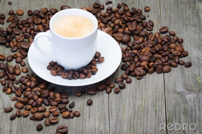 Fototapete Kaffee mit Schaum und verschüttete Bohnen