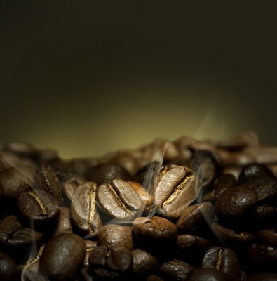 Kaffeebohnen auf dunklem Hintergrund