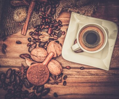 Kaffeebohnen inmitten von Zimt und Nüssen