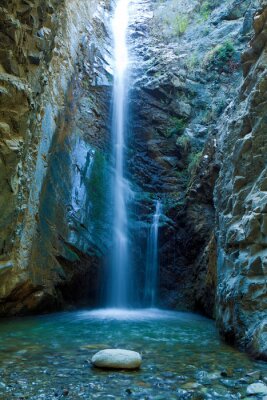 Fototapete Kaskadenförmiger Wasserfall in einem zypriotischen Wald