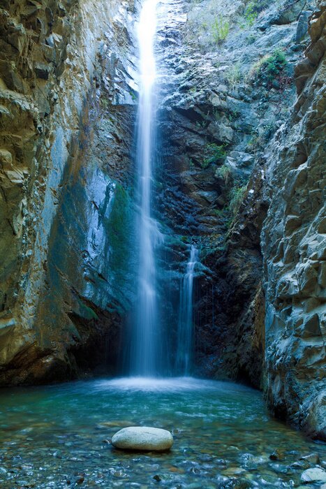 Fototapete Kaskadenförmiger Wasserfall in einem zypriotischen Wald