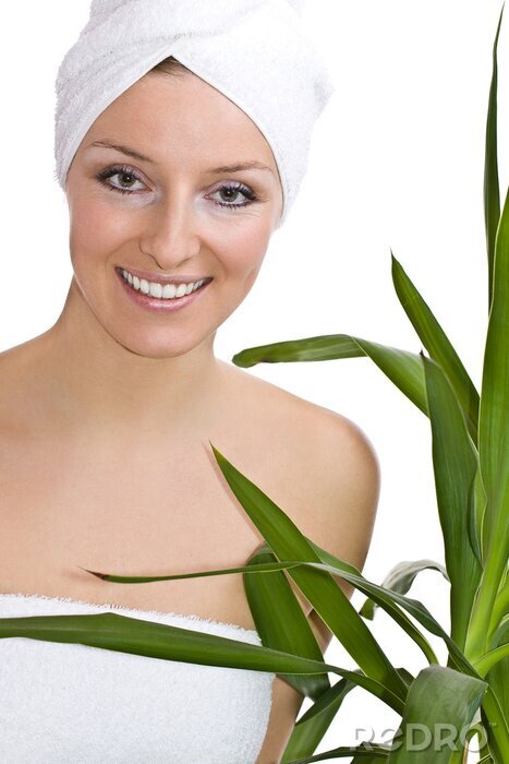 Fototapete Kaukasischen Frau mit Handtuch auf dem Kopf und grüne Pflanze