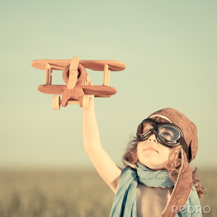 Fototapete Kind mit Spielzeug-Flugzeug