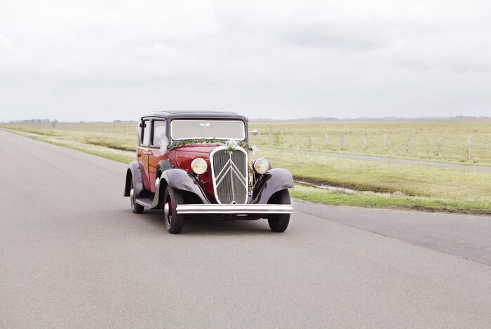 Fototapete Klassisches Auto unterwegs