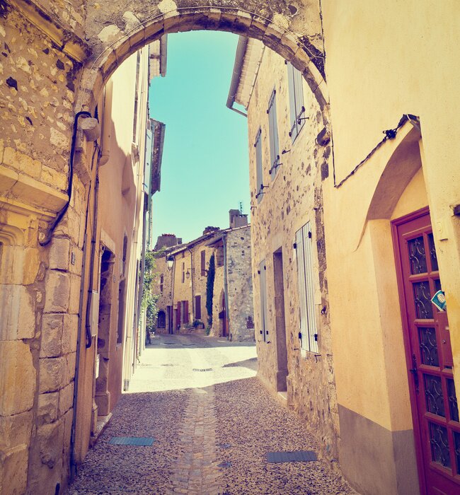 Fototapete Kleine Gasse unter wolkenlosem Himmel