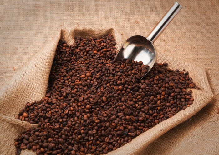 Fototapete Kleine Kaffeebohnen im großen Sack