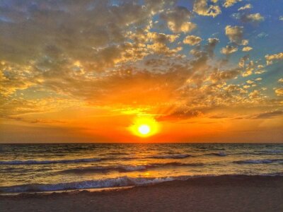 Fototapete Kleine Wellen am Meer bei Sonnenuntergang