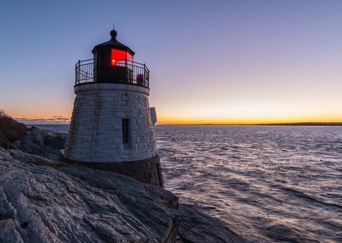 Fototapete Kleiner Leuchtturm auf Felsen