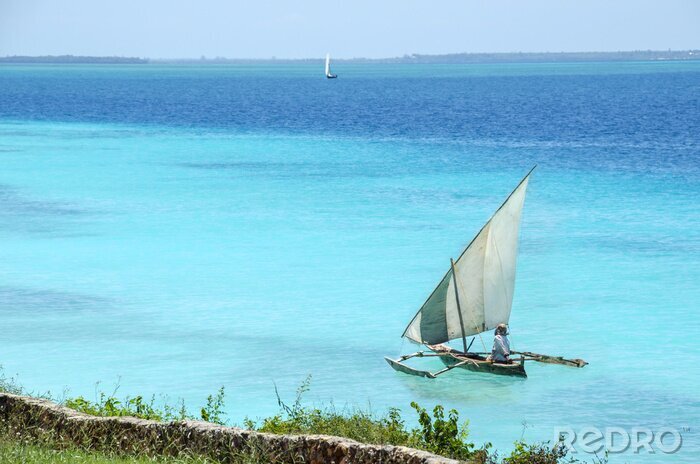 Fototapete kleines Segelboot auf einer tropischen Insel