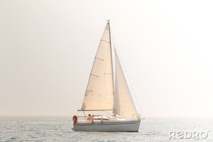 Fototapete Kleines Segelboot auf Wasser