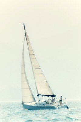 Fototapete Kleines Segelboot mit Himmelhintergrund