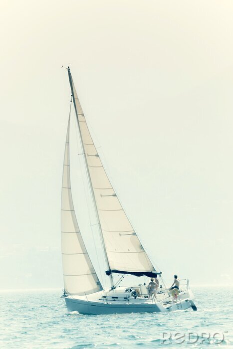 Fototapete Kleines Segelboot mit Himmelhintergrund