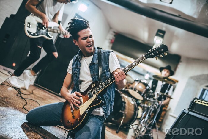 Fototapete Kniender Gitarrist der Band