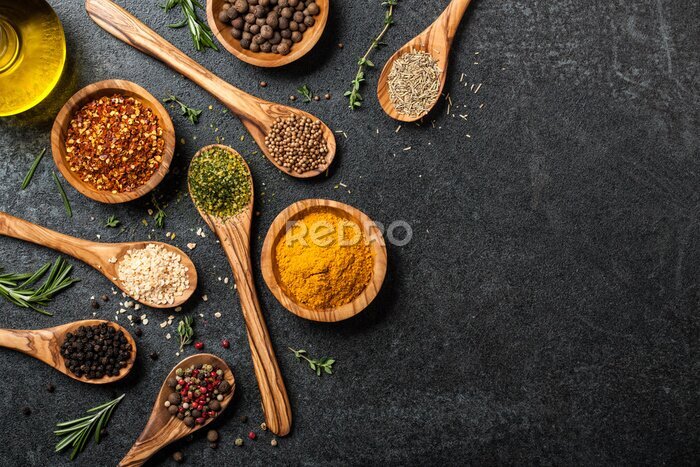 Fototapete Kochtisch mit Gewürzen und Kräutern