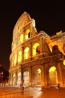 Kolosseum bei Nacht mit Lichtern beleuchtet