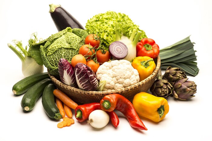 Fototapete Komposition aus Gemüse im Korb