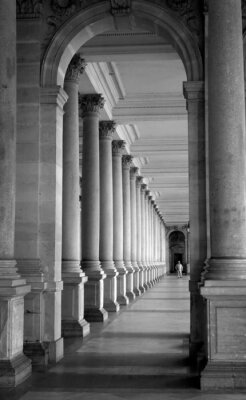 Korridor 3D mit steinigen Säulen
