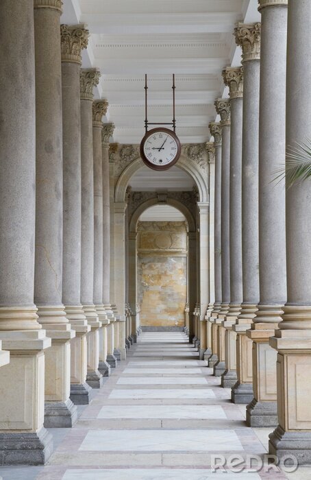 Fototapete Korridor mit historischen Säulen