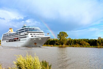 Fototapete Kreuzfahrtschiff mit Regenbogen im Hintergrund