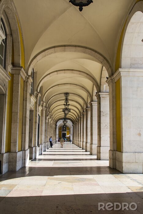 Fototapete Kreuzgang in Lissabon mit Säulen