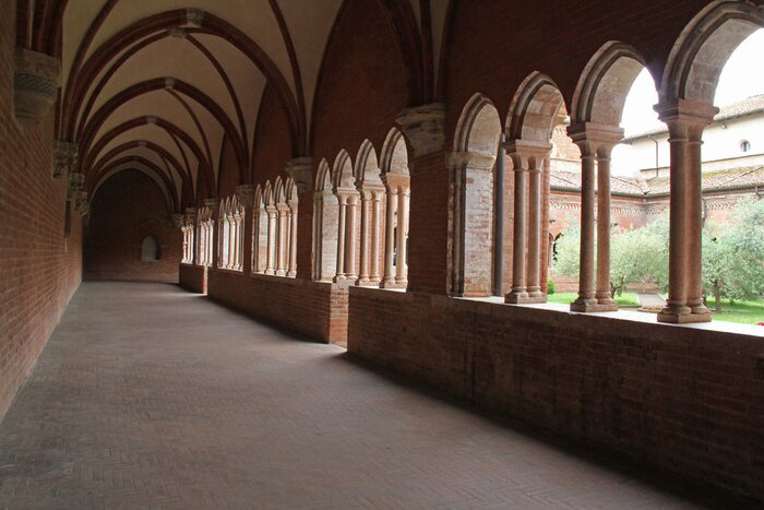 Fototapete Kreuzgang mit braunen Säulen
