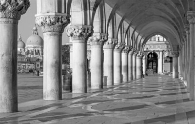 Fototapete Kreuzgang mit Säulen in Venedig