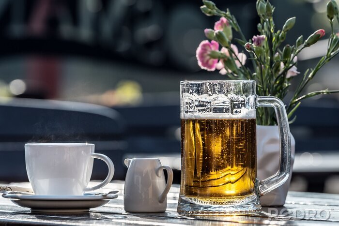 Fototapete Krug Bier und Tasse im Garten