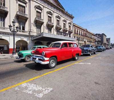 Kuba mit bunten Autos