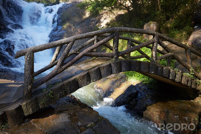 Fototapete Künstlerische Brücke beim Wasserfall