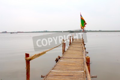 Fototapete Labiler Steg mit Flagge