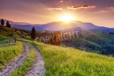 Fototapete Ländliche Berglandschaft mit Sonnenuntergang