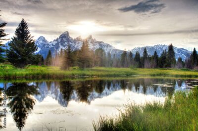Fototapete Landschaft mit einem See in den Bergen