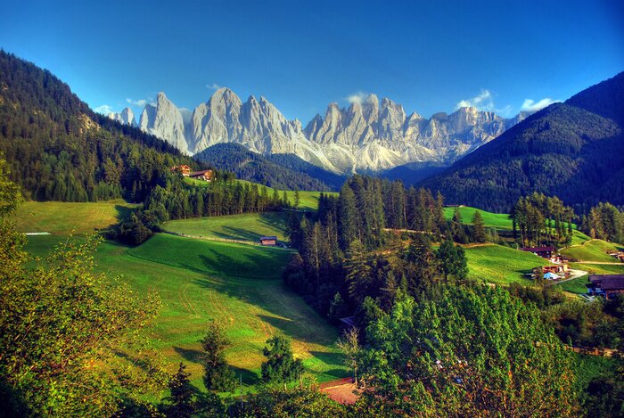 Fototapete Landschaft mit grünen Feldern und Bergen