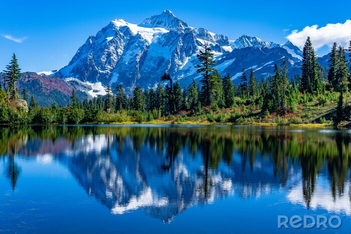 Fototapete Landschaft mit See und Blick auf die Berge