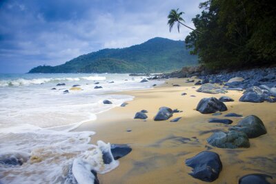 Landschaft mit Steinen am Strand