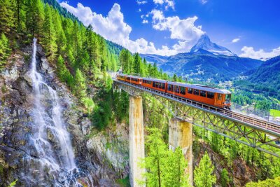 Fototapete Landschaft mit Wasserfall und Zug auf einer Brücke