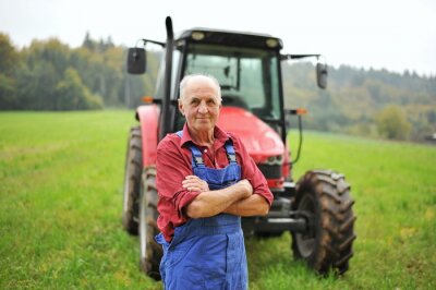 Landwirt und roter Traktor