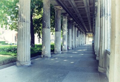 Fototapete Langer Durchgang mit Säulen