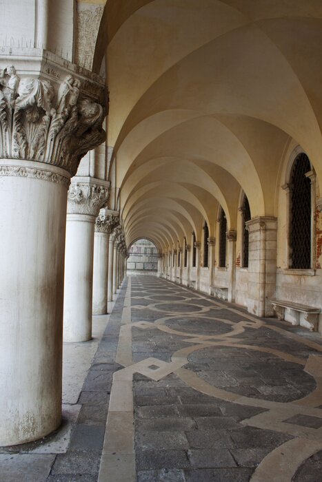 Fototapete Langer Kreuzgang mit antiken Säulen