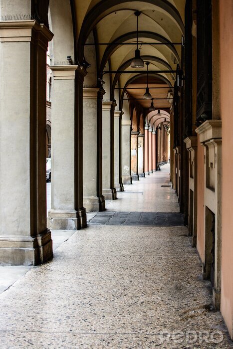 Fototapete Langer Kreuzweg mit Säulen