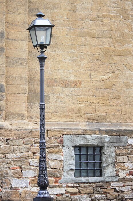 Fototapete Laterne bei beigem Gebäude
