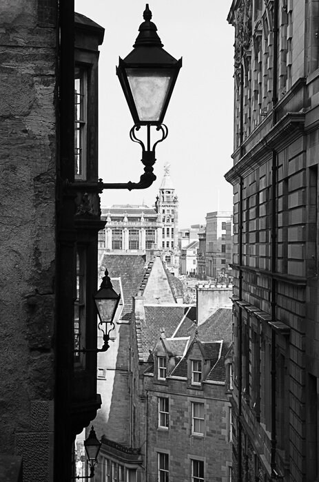 Fototapete Laterne in Gasse in Edinburgh